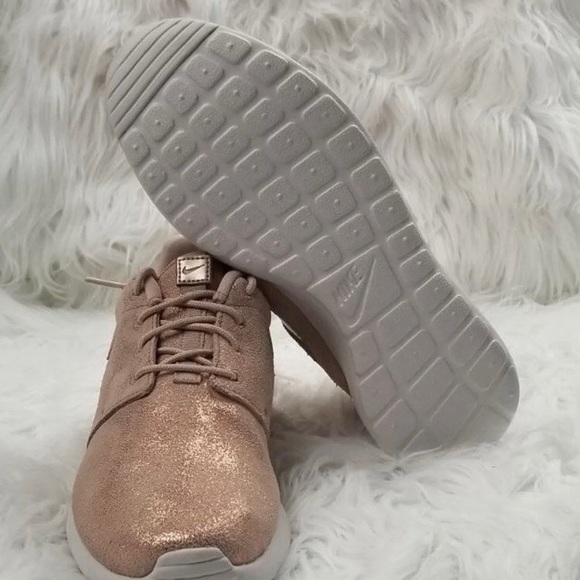 Nike Women's Roshe One Premium Shoes in Rose Gold! - Picture 7 of 8